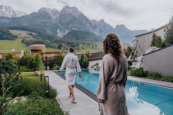 Wellnesshotel: ThermaLeogang mit Blick auf die Leoganger Steinberge - Good Life Resort Riederalm