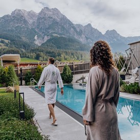 Wellnesshotel: ThermaLeogang mit Blick auf die Leoganger Steinberge - Good Life Resort Riederalm