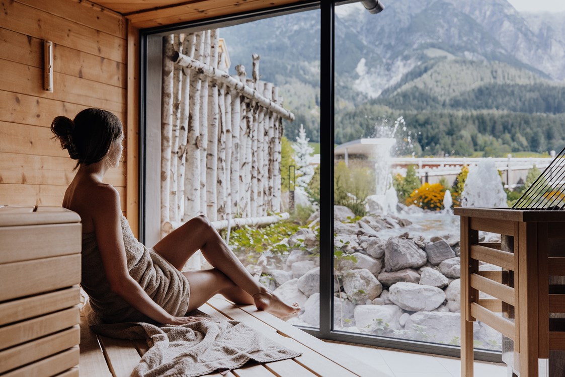 Wellnesshotel: Sauna mit Bergblick auf die Leoganger Steinberge - Good Life Resort Riederalm