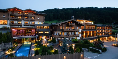 Wellnessurlaub - Babysitterservice - Hotelansicht Riederalm Sommer - Good Life Resort Riederalm