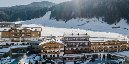 Wellnessurlaub - Babysitterservice - Hotelansicht Riederalm Winter - Good Life Resort Riederalm