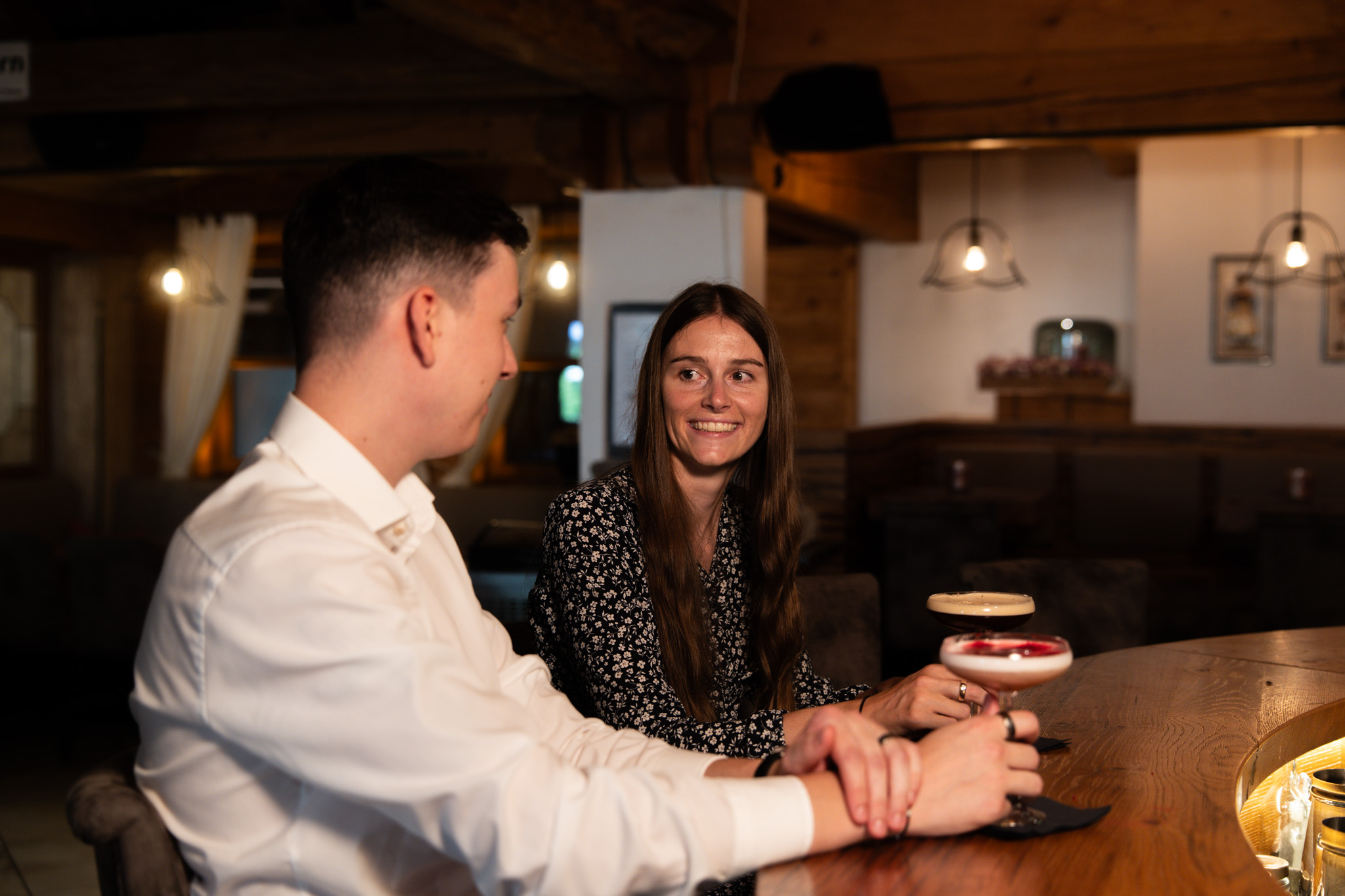 Wellnesshotel: Den Urlaubstag an der gemütlichen Bar bei guten Drinks ausklingen lassen - Good Life Resort Riederalm