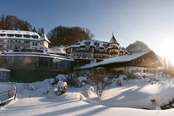 Wellnesshotel: Ebner's Waldhof am See Außenansicht Winter - ****s Hotel Ebner's Waldhof am See