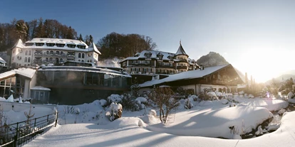 Wellnessurlaub - Schwanenstadt - Ebner's Waldhof am See Außenansicht Winter - Waldhof Fuschlsee Resort