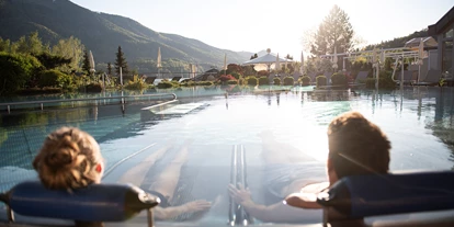 Wellnessurlaub - Schwanenstadt - Ebner's Waldhof am See  Außenpool - Waldhof Fuschlsee Resort