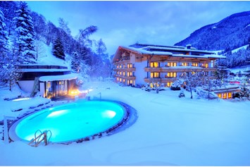 Wellnesshotel: Winter Hotelansicht - Gartenhotel Theresia****S - das "grüne", authentische Hotel.