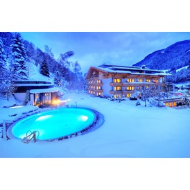 Wellnesshotel: Winter Hotelansicht - Gartenhotel Theresia****S - das "grüne", authentische Hotel.