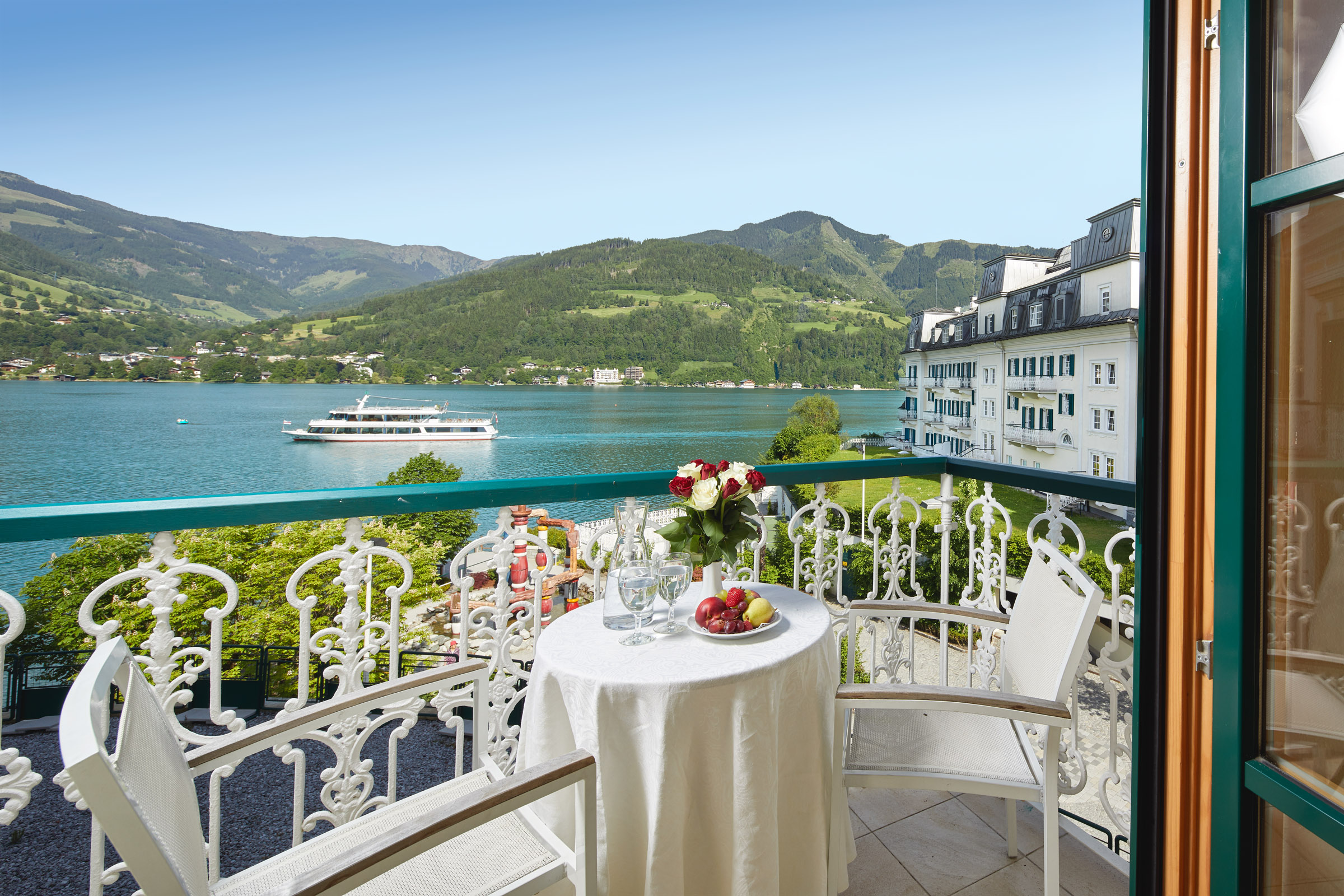 Wellnesshotel: Blick auf den See vom Komfort Doppelzimmer mit Seeblick & Balkon - GRAND HOTEL ZELL AM SEE