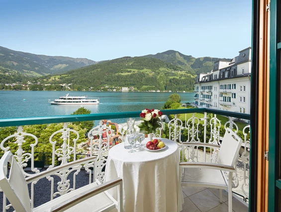 Wellnesshotel: Blick auf den See vom Komfort Doppelzimmer mit Seeblick & Balkon - GRAND HOTEL ZELL AM SEE