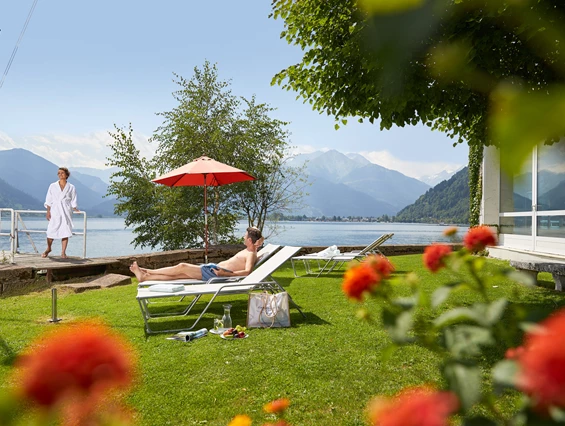 Wellnesshotel: Hauseigene Liegewiese - GRAND HOTEL ZELL AM SEE