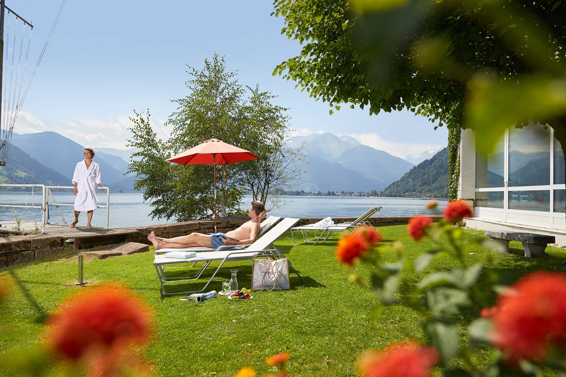 Wellnesshotel: Hauseigene Liegewiese - GRAND HOTEL ZELL AM SEE