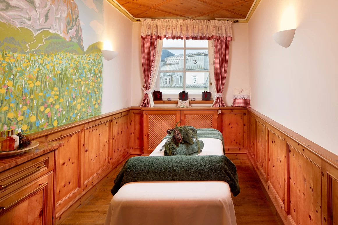 Wellnesshotel: Massagekabine - GRAND HOTEL ZELL AM SEE