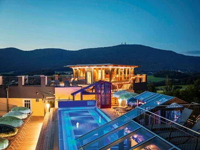 Wellnessurlaub - Pilates - Dachpool mit Blick auf den Hohenbogen - Spirit & SPA Birkenhof am Elfenhain