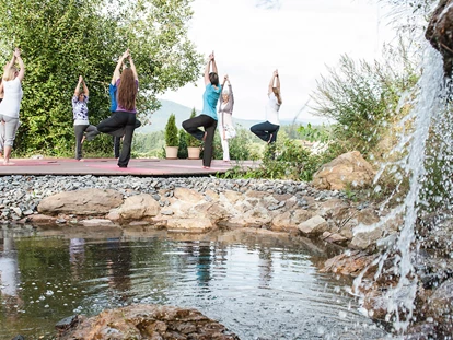 Wellnessurlaub - Pilates - Yoga am Yoga-Plateau beim Wasserfall mit Gastgeberin Ingrid - Spirit & SPA Birkenhof am Elfenhain
