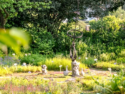 Wellnessurlaub - Pilates - Kräutergarten mit Sonnenuhr - Spirit & SPA Birkenhof am Elfenhain