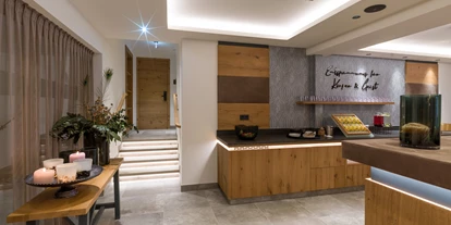 Wellnessurlaub - Ruhpolding - PURE | ALPINE | SPA - Spa-Rezeption im Eingangsbereich - Hotel Sonne 4*Superior