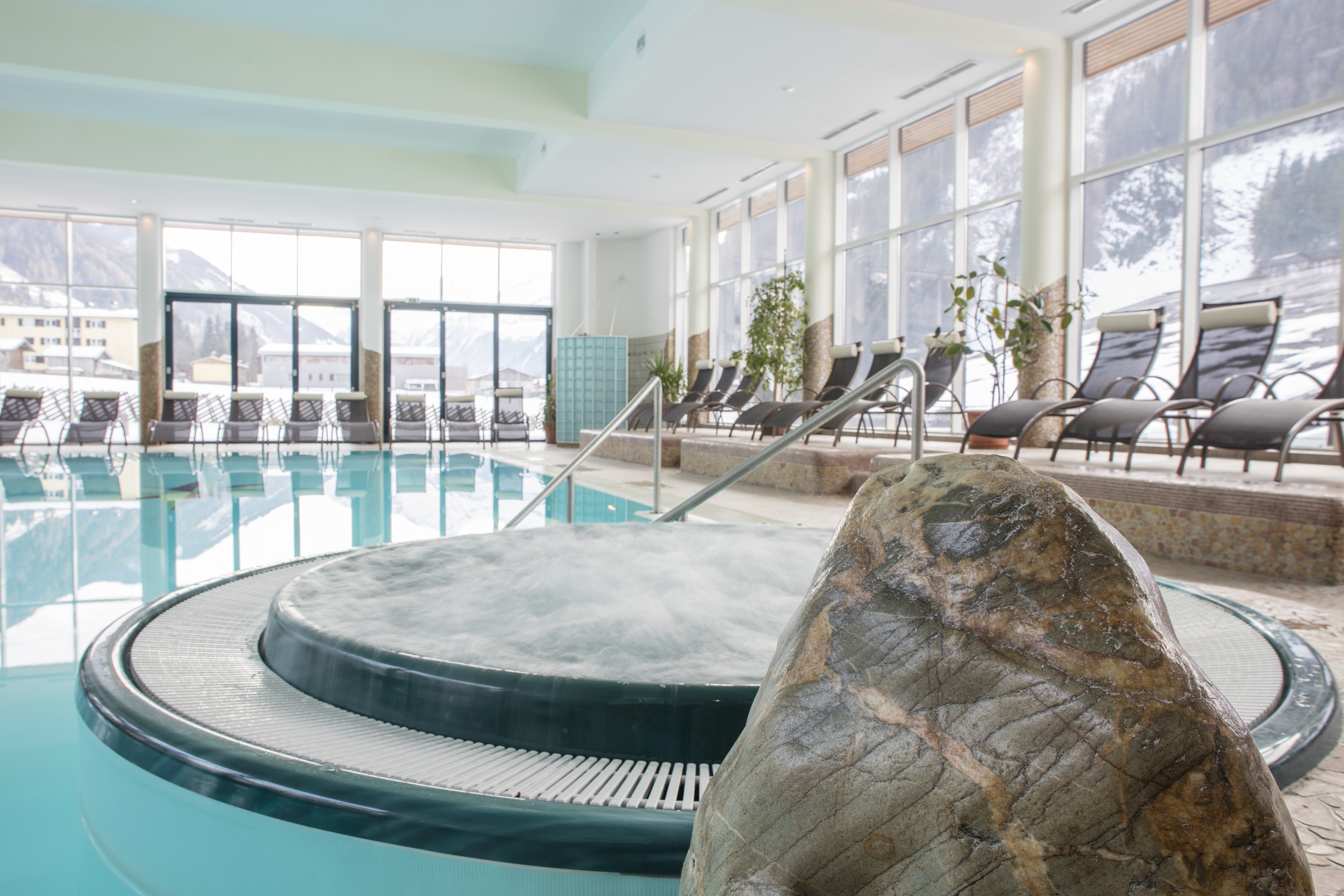 Wellnesshotel: Innenpool mit Whirlpool - Hotel Rauriserhof****S - Wasser
