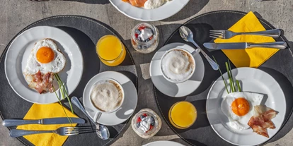 Wellnessurlaub - Dorf Tirol - Frühstück auf der Terrasse - Maraias Luxury Suites & Apartments