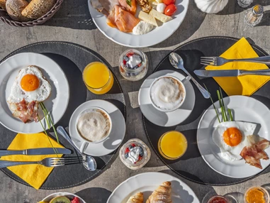 Wellnesshotel: Frühstück auf der Terrasse - Maraias Luxury Suites & Apartments