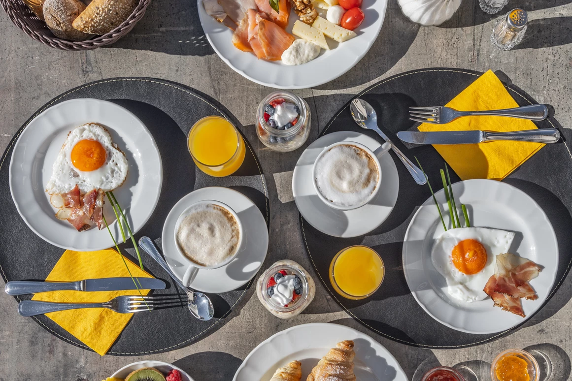Wellnesshotel: Frühstück auf der Terrasse - Maraias Luxury Suites & Apartments