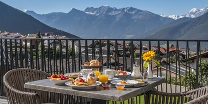 Wellnessurlaub - Dorf Tirol - Frühstück auf der Terrasse - Maraias Luxury Suites & Apartments