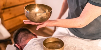 Wellnessurlaub - Dorf Tirol - Klangschalenmassage - Maraias Luxury Suites & Apartments