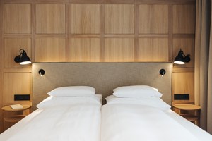 Wellnesshotel: Doppelzimmer Sternenhimmel - Bett - Hotel Schneider