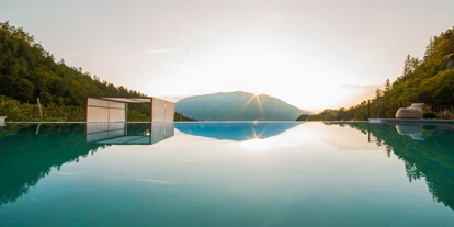 Wellnessurlaub - Dorf Tirol - Infinity- Pool Außenbereich - Hotel Kiendl