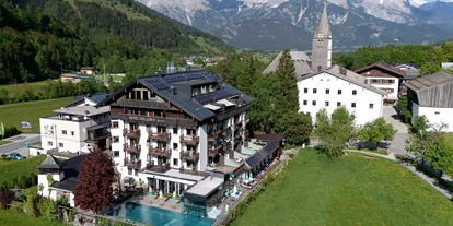 Wellnessurlaub - Day SPA - Altenmarkt im Pongau - Aussenansicht Hotel Der Löwe im Sommer - Hotel DER LÖWE