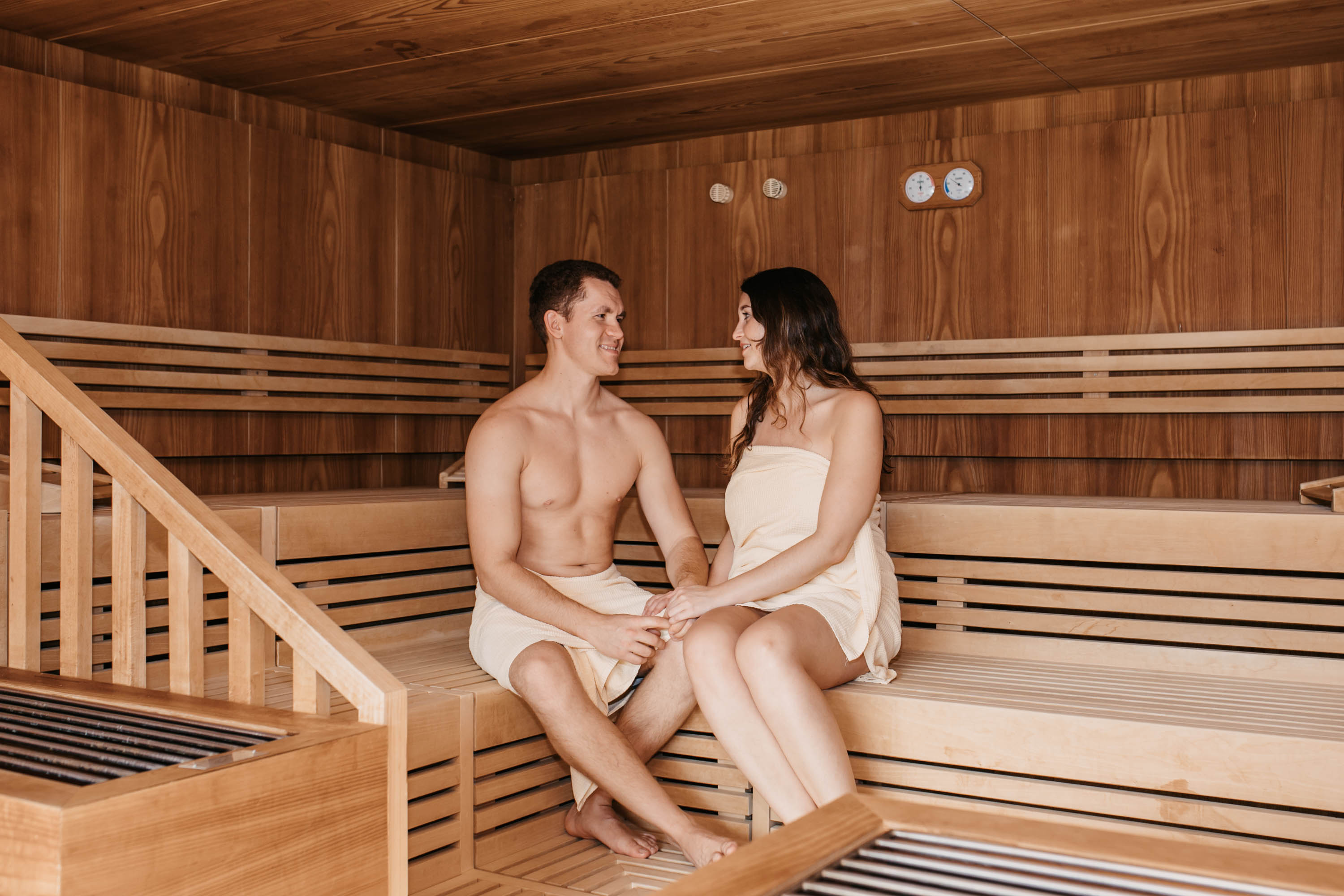 Wellnesshotel: Die Panorama-Sauna mit Blick ins Tal hat täglich von 11:00 Uhr bis 19:00 Uhr für Sie geöffnet. - Hotel …mein Neubergerhof****