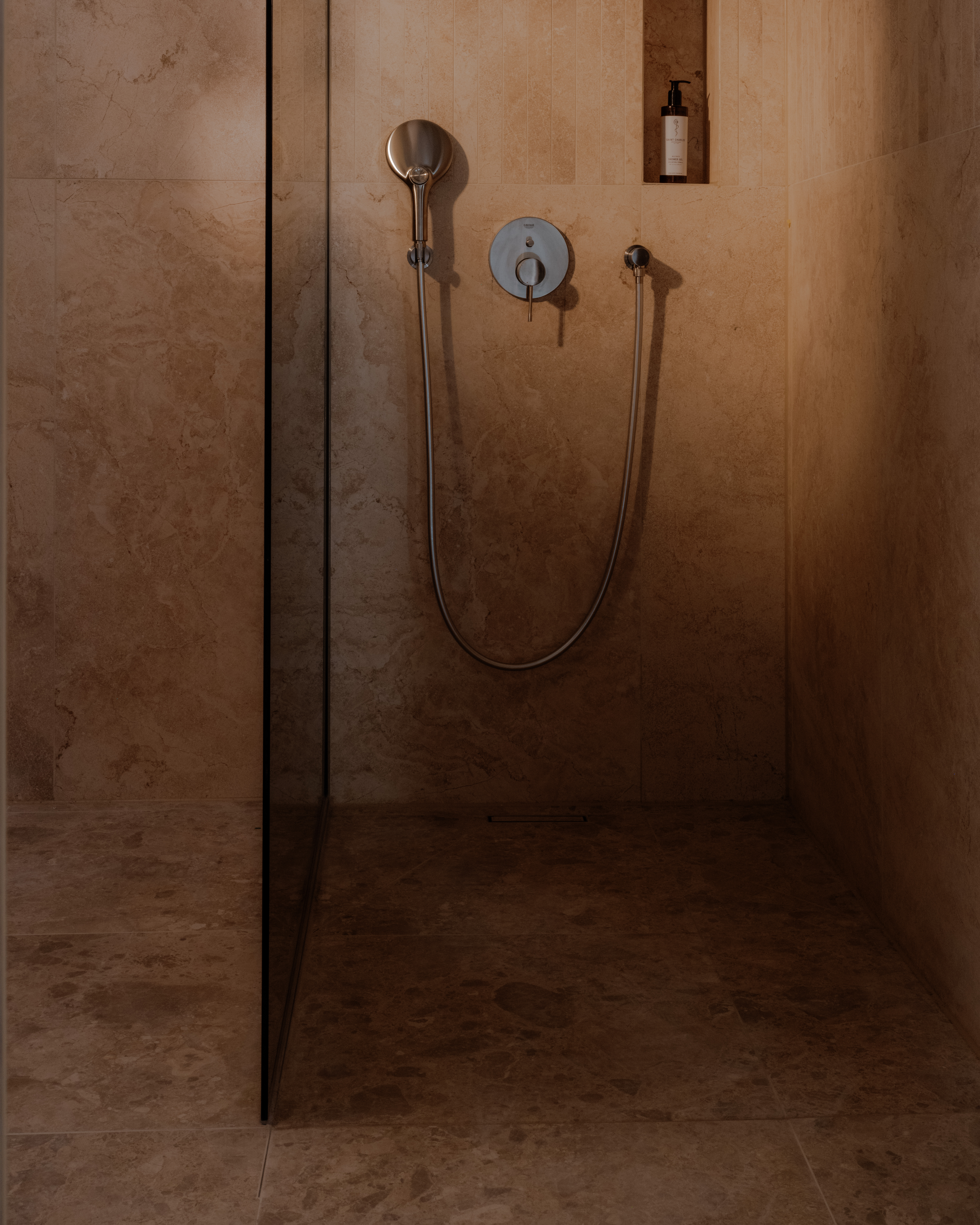 Wellnessurlaub - Baden-Württemberg - Dusche auf Hotelzimmer - Hotel Auerhahn