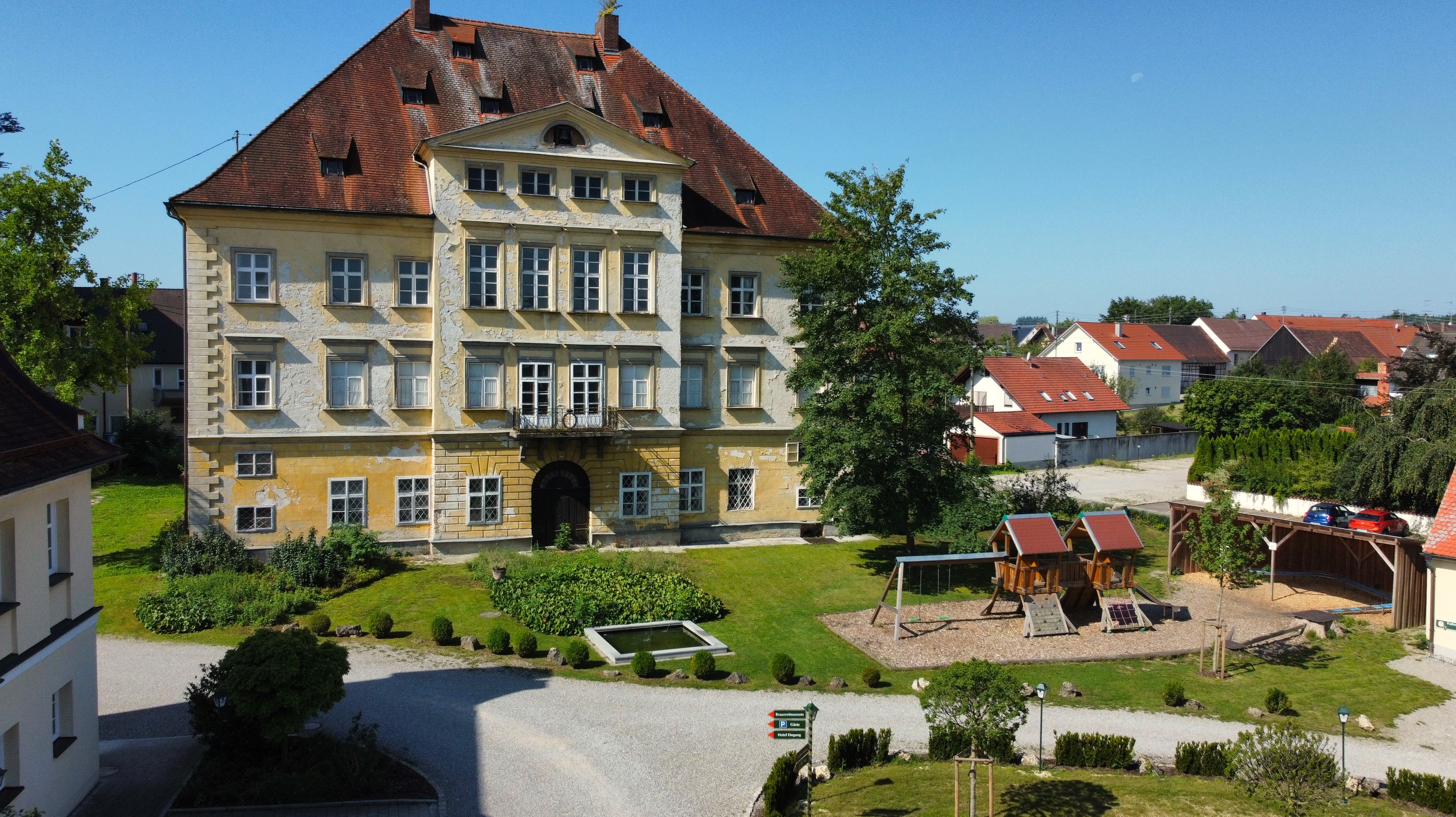 Wellnessurlaub - Bettgrößen: Doppelbett - Deutschland - Aussicht auf das Hohe Schloss von Autenried - Autenrieder Brauereigasthof mit ****Wohlfühlhotel