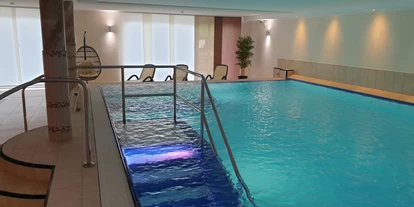 Wellnessurlaub - Umgebungsschwerpunkt: Fluss - Ziemetshausen - Schwimmbad Indoor-Pool mit Sprudelliege, Massagedüsen und Gegenstromanlage - Autenrieder Brauereigasthof mit ****Wohlfühlhotel