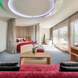 Wellnesshotel: Ritzenhof Panorama-Suite mit freistehender Badewanne und großzügiger Dachterrasse mit Blick auf den Ritzensee und den Kitzsteinhorngletscher - Ritzenhof****S - Hotel & Spa am See