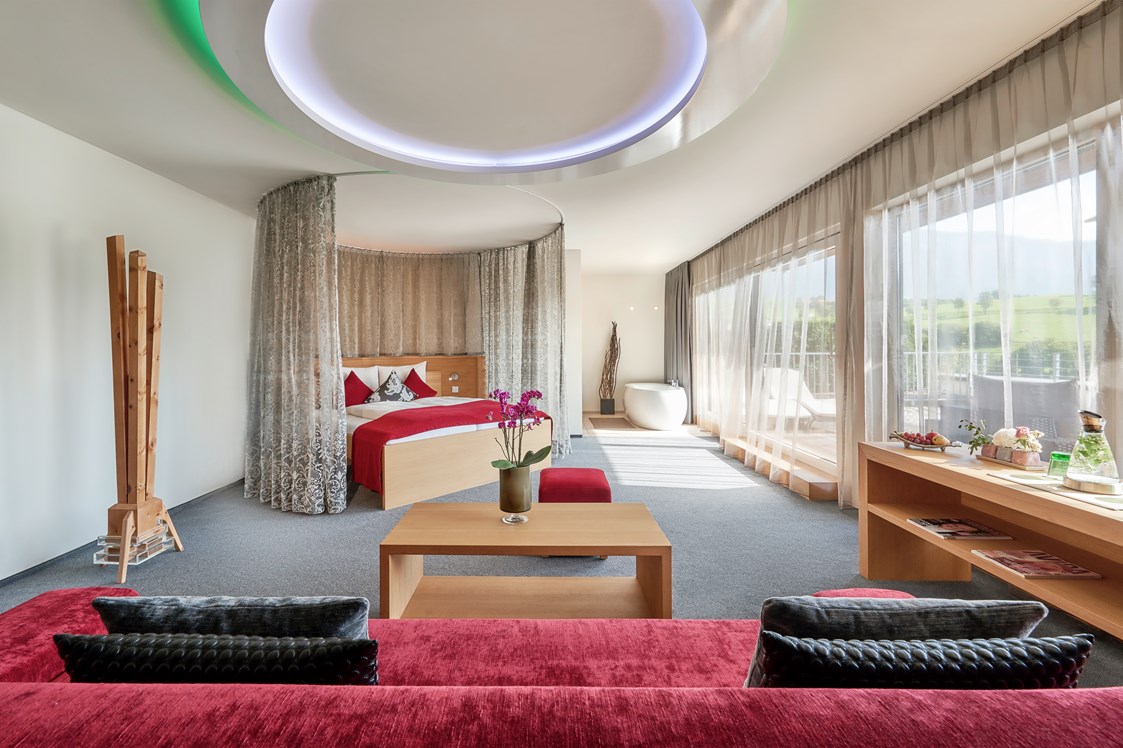 Wellnesshotel: Ritzenhof Panorama-Suite mit freistehender Badewanne und großzügiger Dachterrasse mit Blick auf den Ritzensee und den Kitzsteinhorngletscher - Ritzenhof****S - Hotel & Spa am See