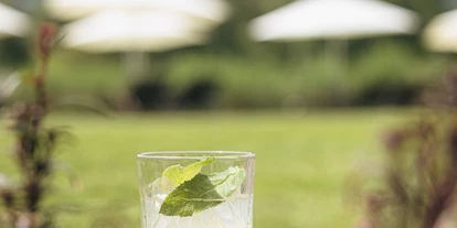 Wellnessurlaub - Day SPA - Altenmarkt im Pongau - Mit der Lakeside Bar kommt der Lieblingsdrink zur Liege! - Ritzenhof – Hotel und Spa am See