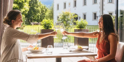 Wellnessurlaub - Day SPA - Altenmarkt im Pongau - Cheers! Ein schöner Ausblick ist in unserem Restaurant garantiert.  - Ritzenhof – Hotel und Spa am See