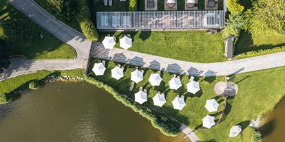 Wellnessurlaub - Day SPA - Altenmarkt im Pongau - Die Liegewiese im Spa am See aus der Vogelperspektive - Ritzenhof – Hotel und Spa am See