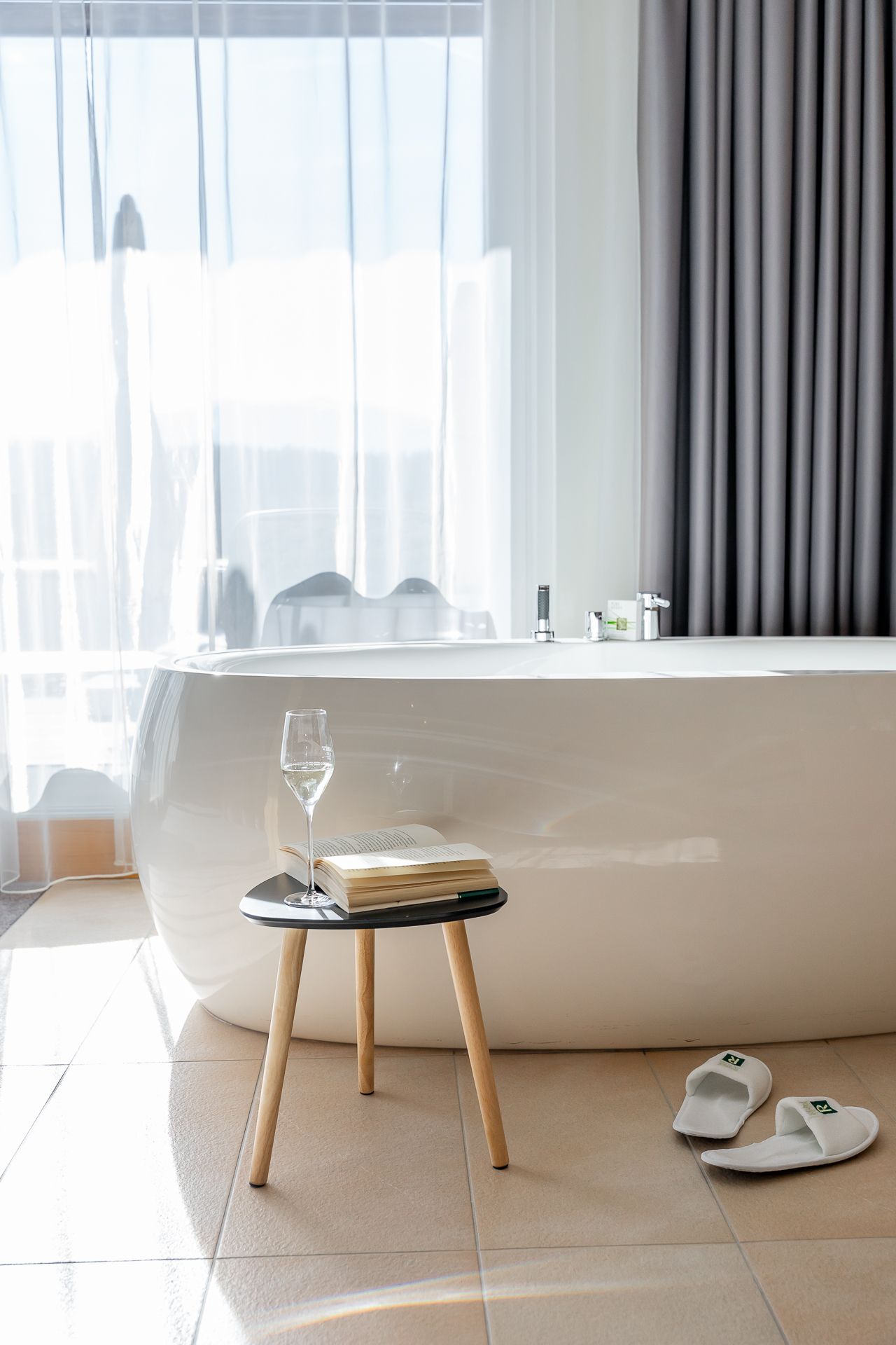 Wellnesshotel: Freihstehnde Badewanne in der Panoramasuite Seeblick - Ritzenhof – Hotel und Spa am See - Zimmer | Suiten