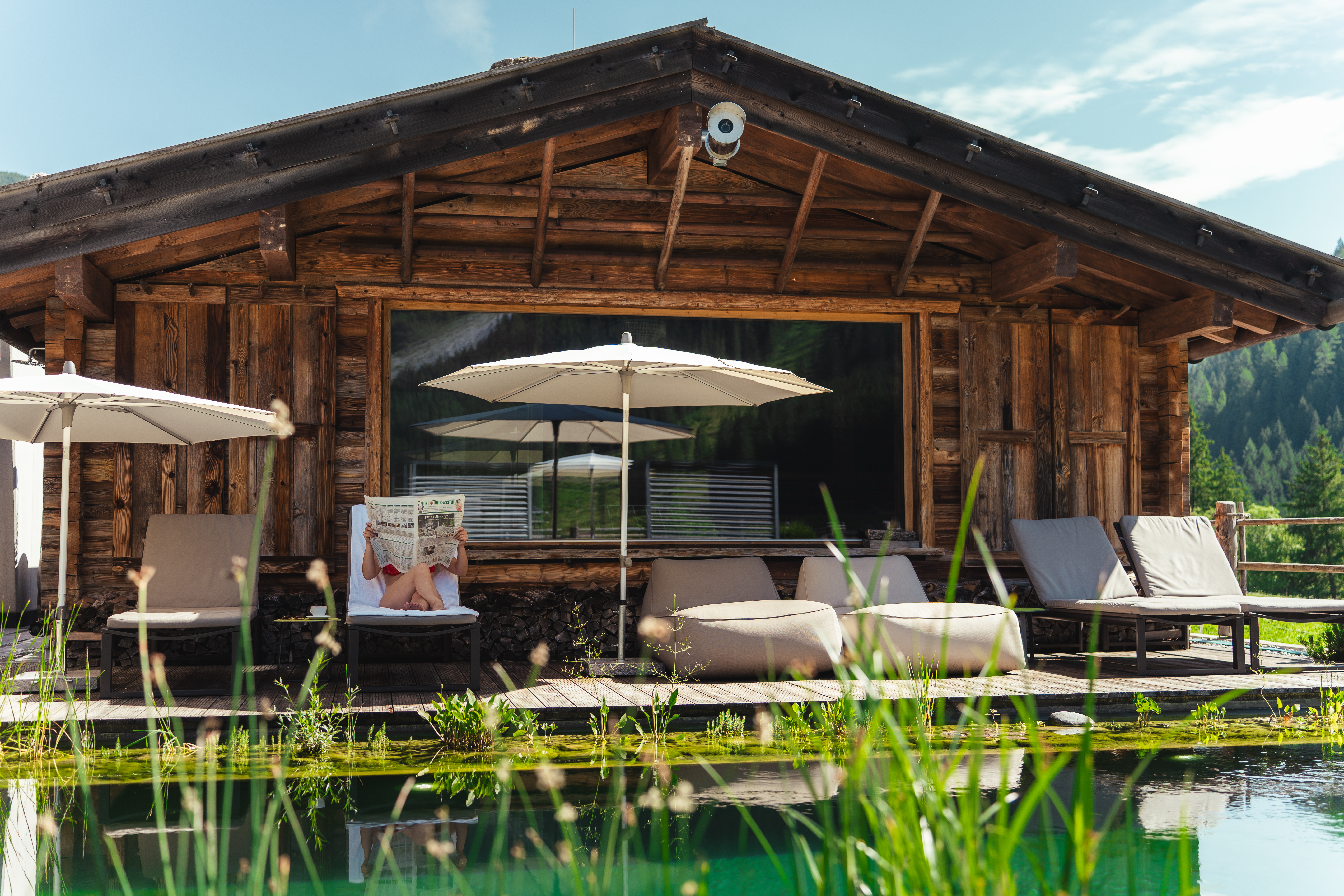 Wellnesshotel: Außenblocksauna und Naturschwimmteich - Alpinhotel Berghaus