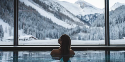 Wellnessurlaub - Fahrradverleih - Innsbruck - Panoramahallenbad mit Gletscherblick - Alpinhotel Berghaus