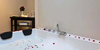 Wellnessurlaub - Ganzkörpermassage - Esthal - Wellnessbad - Parkhotel Schillerhain