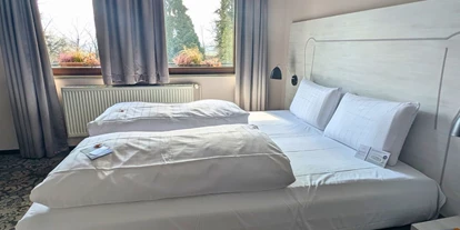 Wellnessurlaub - Ganzkörpermassage - Esthal - Zimmer mit Wasserbett - Parkhotel Schillerhain