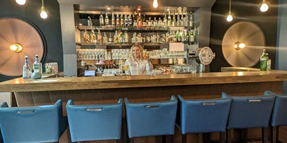 Wellnessurlaub - Ganzkörpermassage - Esthal - Auslesebar - Parkhotel Schillerhain