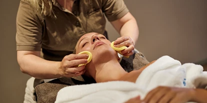 Wellnessurlaub - Preisniveau: gehoben - Boltigen - eine Frau bei einer Wellnessbehandlung - Belvédère Strandhotel
