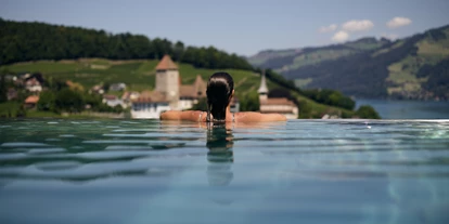Wellnessurlaub - Preisniveau: gehoben - Boltigen - Frau im Infinity Pool - Belvédère Strandhotel