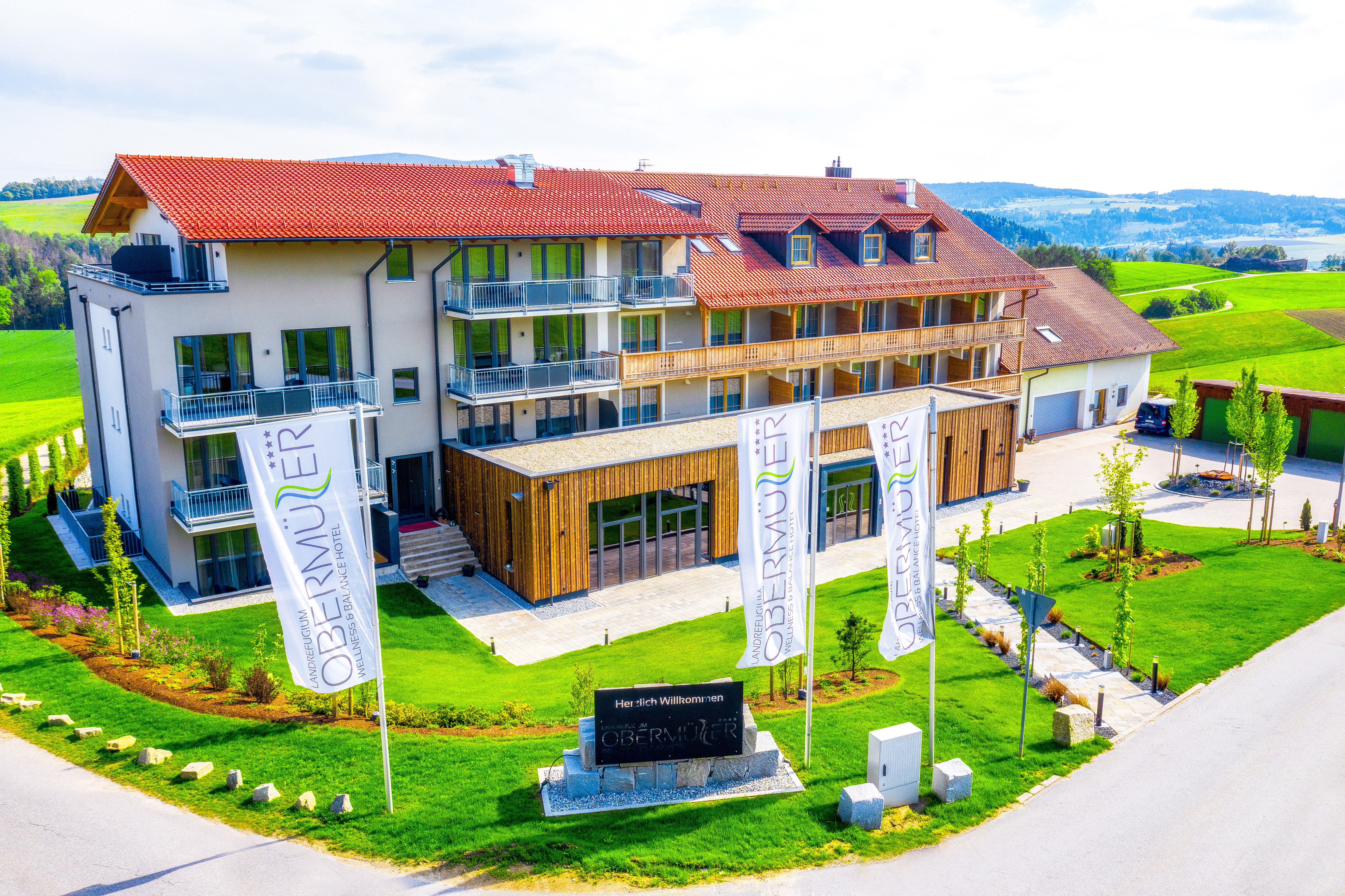 Wellnessurlaub - Ostbayern - Unser familiär geführtes 4-Sterne S-Erholungsrefugium liegt freistehend in einer herrlichen Panorama-Südlage am Ortsrand von Untergriesbach auf den Kammzügen des bayerisch-österreichischen Donautals. Ein idealer Ort zum Abschalten, Entspannen und Genießen. - Landrefugium Obermüller | 360 ° Glück | 4,5 Sterne