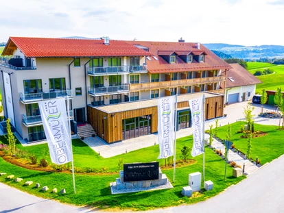 Wellnessurlaub - Day SPA - Knotzberg (Neukirchen am Walde, Natternbach) - Unser familiär geführtes 4-Sterne S-Erholungsrefugium liegt freistehend in einer herrlichen Panorama-Südlage am Ortsrand von Untergriesbach auf den Kammzügen des bayerisch-österreichischen Donautals. Ein idealer Ort zum Abschalten, Entspannen und Genießen. - Landrefugium Obermüller | 360 ° Glück | 4,5 Sterne