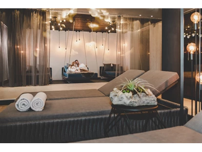 Wellnessurlaub - Day SPA - Knotzberg (Neukirchen am Walde, Natternbach) - Ruheraum mit Relaxliegen - Landrefugium Obermüller | 360 ° Glück | 4,5 Sterne