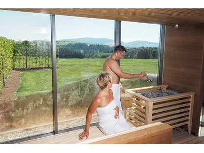 Wellnessurlaub - Day SPA - Knotzberg (Neukirchen am Walde, Natternbach) - Panoramasauna - Schwitzen und Ausblick genießen - Landrefugium Obermüller | 360 ° Glück | 4,5 Sterne